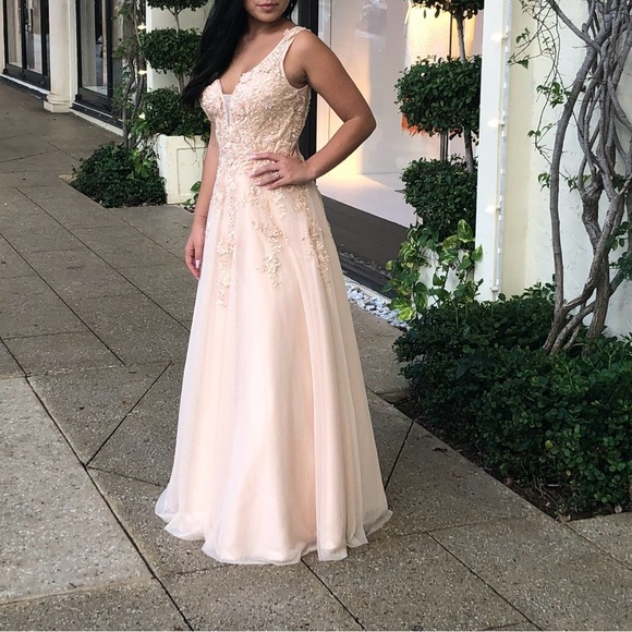 Gown - Picture 4 of 4